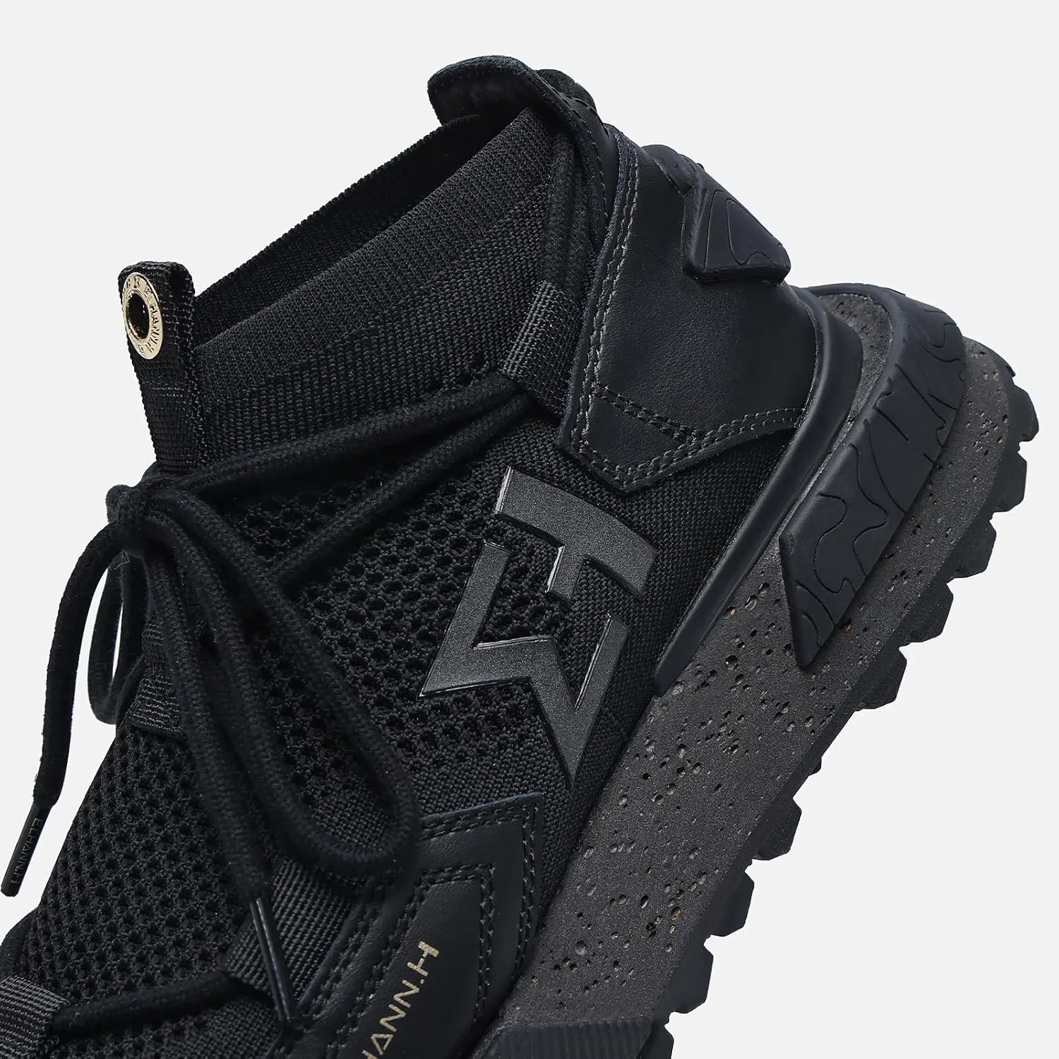 ELHANN.H The NSJ Sneakers Mix of Modernity and Graphic with a Dynamics Touch.