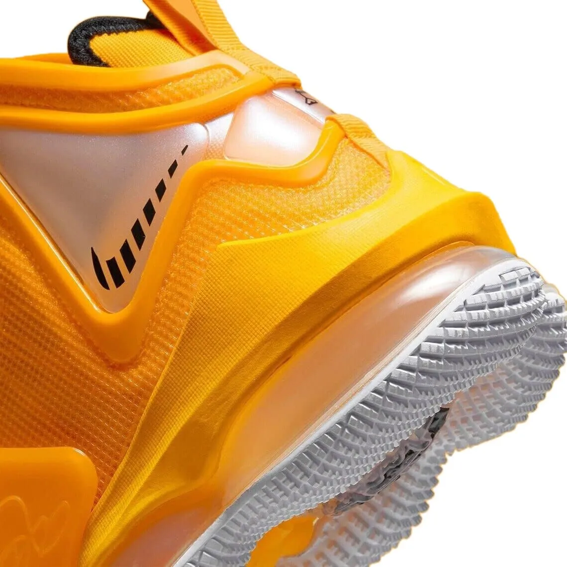 Nike mens Lebron 19 Basketball